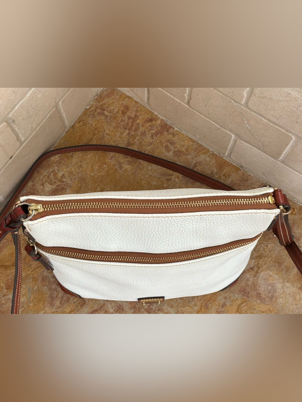 💐 Dooney & Bourke Pebble Grain Leather Zip Crossbody Bag – White & Tan J13913205 - Picture 4 of 16